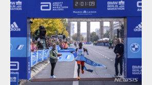 마라톤 꿈의 기록 ‘2시간 벽’ 깨지나…킵초게, 2시간01분09초 세계신기록