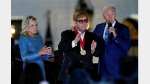 美 ‘인문학 훈장’ 받은 英가수 엘턴 존