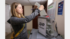 “러 무장 군인들이 병합투표 강요”… 투표지 안 접고 투명함에