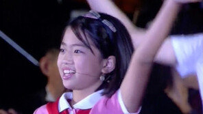 김정은 딸 추정 소녀, 北행사 첫 등장…통일부 “정황 분석 중”