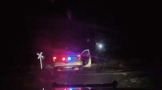 20대 여성 수갑 채운 美경찰차 건널목 방치…열차에 ‘쾅’