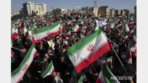 정부 직책 하나없어도…30년간 비선실세로 살아온 하메네이 아들