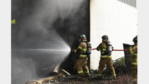 “20초새 검은 연기 덮쳐”…의류 쌓인 아울렛 지하서 불, 7명 참변