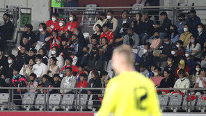 실외 마스크 전면 해제됐지만…여전히 익숙한 축구장 마스크 착용