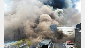 의류-종이 쌓인 아울렛 지하서 불, 7명 참변… “화물차 주변서 불꽃” 