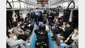 지하철 2·4호선 출근길 지연 운행…출근길 시민들 발동동