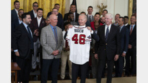 바이든, 2021 WS 우승 애틀랜타 초청 “행크 에런의 용기로 정의되는 팀”