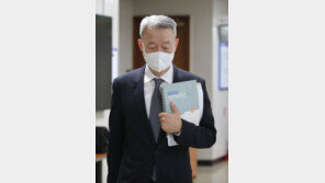 “월성원전 연장운영 보고 직원에 ‘죽을래’ 질책”…백운규 재판서 증언