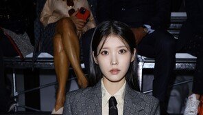 아이유, 밀라노 빛낸 명품 슈트 패션…시크미 장착