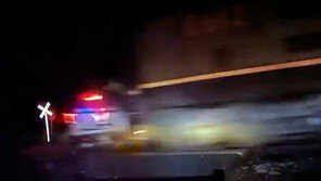 용의자 태운 경찰차…열차건널목 세워뒀다 ‘쾅’