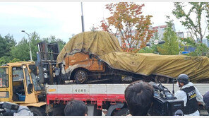 화마 할퀸 흔적 드러난 1t 화물차…현대아울렛 지하 주차장서 반출