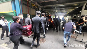 대전 현대아웃렛 참사 첫 발인…“너가 왜 영구차 안에 있냐”