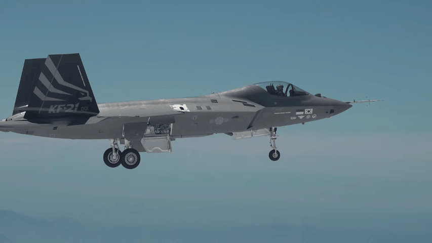 첫 국산 전투기 KF-21 랜딩기어 접고 비행…“이상없이 잘 접힙니다”