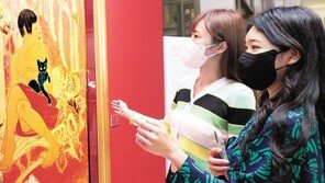 천경자의 ‘정’ 감상하는 백화점 고객들