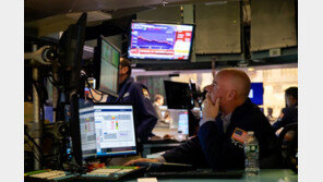 英 중앙은행 개입에 ‘파운드 쇼크’ 진정…뉴욕증시 반등  