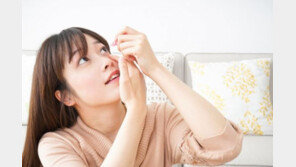 ‘가을 불청객’ 안구건조증…“이럴 땐 인공눈물 말고 안과 찾으세요”