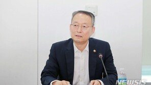 검찰, 백운규 前장관 ‘배임교사 혐의’ 추가 공소장 변경