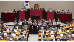 與, ‘박진 해임 건의안’ 표결 전원 불참…“협치 파괴” 반발