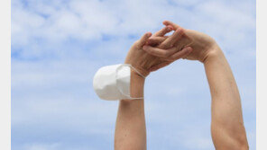 국민 55% “실내 마스크 해제 가능”…8%만 “즉각 벗겠다” 