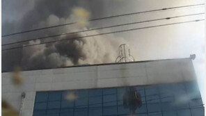 화성 약품공장서 화재…소방 “2명 고립 추정”