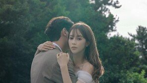 아유미, 2세 연상 예비남편과 포옹…몽환+신비 웨딩화보