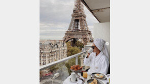 김준희 “남편 사랑받으며 행복”…파리 에펠탑 보이는 호텔서 찰칵