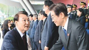 尹, 국군의 날 행사서 이재명과 악수… 대선 이후 첫 만남