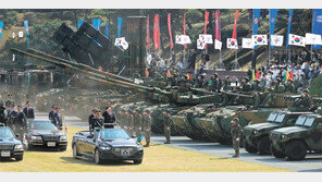 尹대통령, 국군의 날 열병식 사열