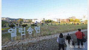 ‘탁 트인데다가 풀냄새까지’…송현동 부지 100년 만에 시민 품으로