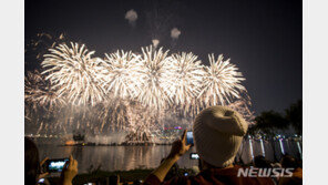 한화 불꽃축제, 서울 밤하늘 수 놓는다…“3년 전보다 풍성”