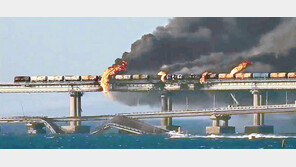 러 ‘전쟁 보급로’ 크림대교서 대형 폭발… 러 “보복할 것”