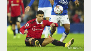 호날두, 프로 통산 700번째 골…맨유, 에버턴에 2-1 승리