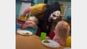 스크림 가면 쓰고 아이 면전에 괴성…어린이집 아동학대 논란