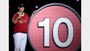 전설 속으로…이대호 은퇴식 “내일부터 ‘롯데 팬 이대호’ 되겠다”