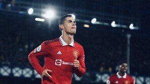 호날두, 프로 통산 700호 골 달성…맨유는 에버턴에 2-1 승리