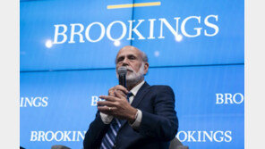 노벨상 수상 버냉키 “강달러·전쟁 등 영향…금융위기 위험 주시해야”