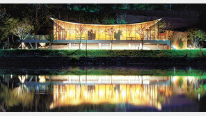 못 없이 나무 쌓아 만든 ‘21세기 촉석루’… 시민들 “우와, 예술이네” 감탄사 저절로 