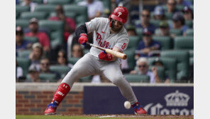 하퍼 381일 만의 희생번트… 필라델피아, 팀워크 앞세워 디비전시리즈 1승