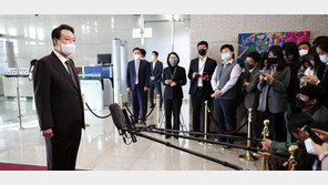 북핵 막는 방법 찾는 尹대통령…수면 위로 떠오른 ‘전술핵 배치’