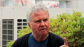 [단독]히딩크, 한국서 두번째 ‘무릎 줄기세포 재생수술’ 받아…“세계 최고 의술 보유국”