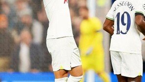 은사에게 바치는 골…손흥민, 경기장 안팎서 벤트로네 코치 추모