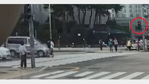 중학생 3명 올라탄 전동킥보드, 달려오는 승합차에 ‘쾅’