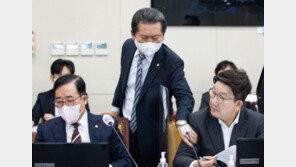 정청래 “혀 깨물고 죽으란 말 잘했냐?”…권성동 “잘된 발언인데 왜?”