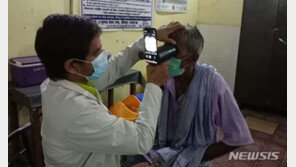 인도 건너간 중고 삼성폰 ‘검안기’로 쓴다…15만명 눈 진단