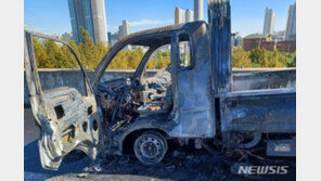 화물차서 연기 ‘솔솔’ 뒷차가 “빵빵”…운전자 긴급 대피