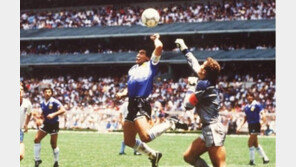 마라도나 ‘신의 손’ 골 만든 축구공 경매에…48억 예상