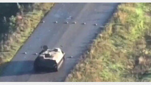 얼빠진 러시아 장갑차…지뢰밭 셀프 진입 ‘쾅’