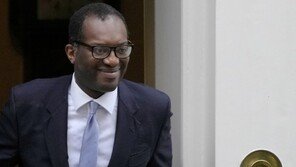 코너에 몰린 트러스 총리, 콰르텡 재무장관 경질…신임에 헌트