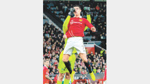 상대팀 골키퍼 펀칭 맞는 호날두