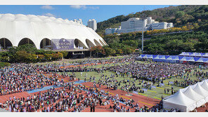 “드디어 시작”… BTS 공연장 전세계 아미로 보랏빛 물결